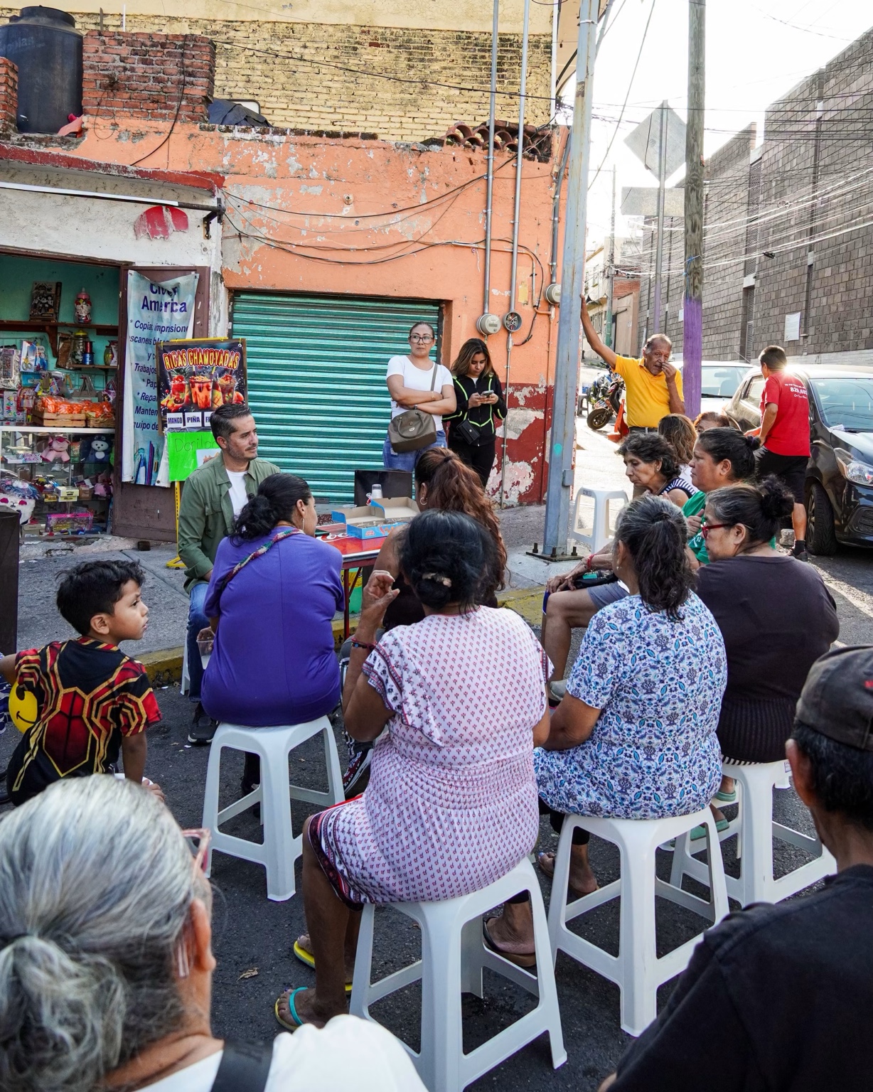 Reunión vecinal en una calle