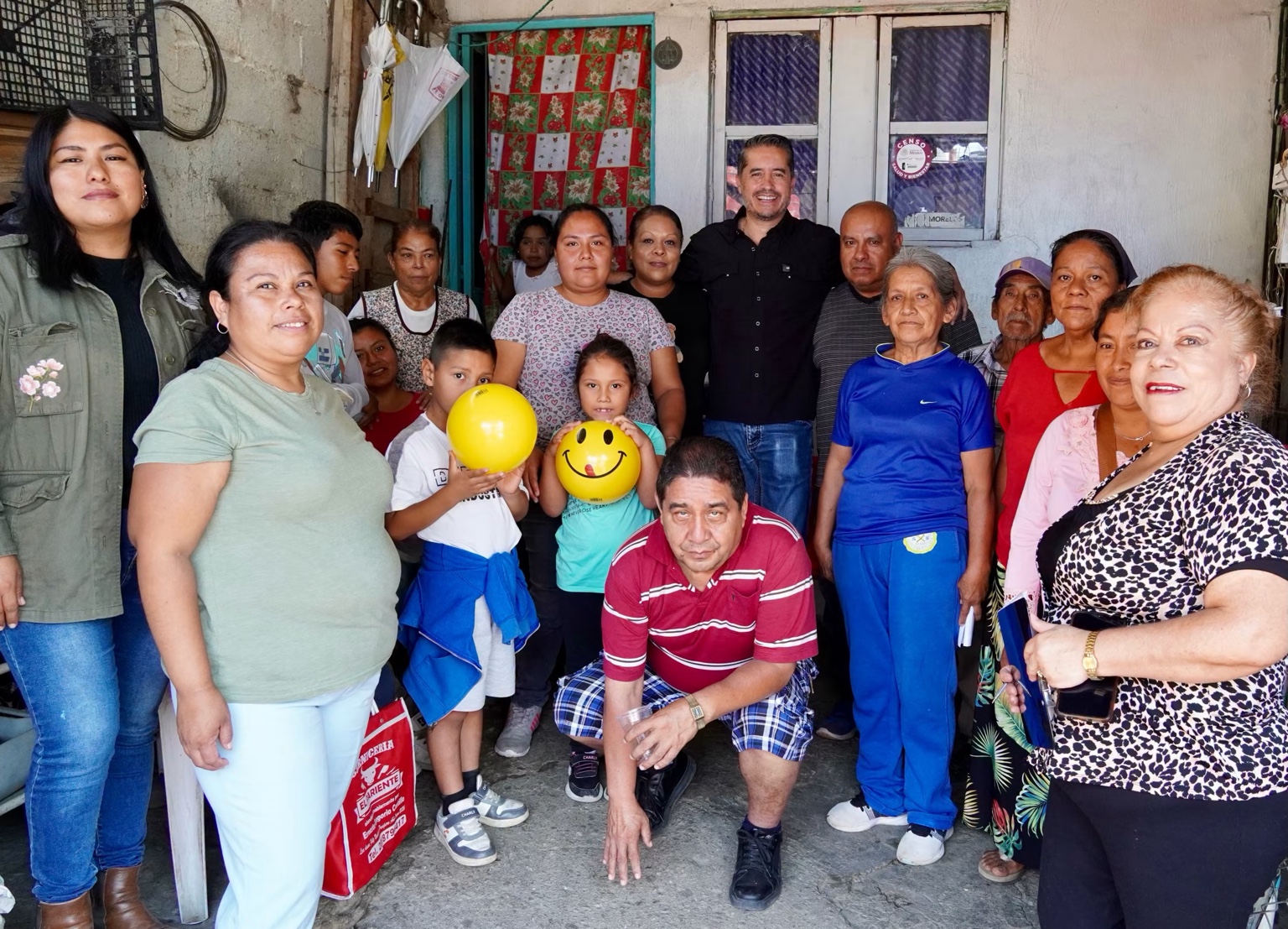 Fotografía de grupo en un encuentro vecinal