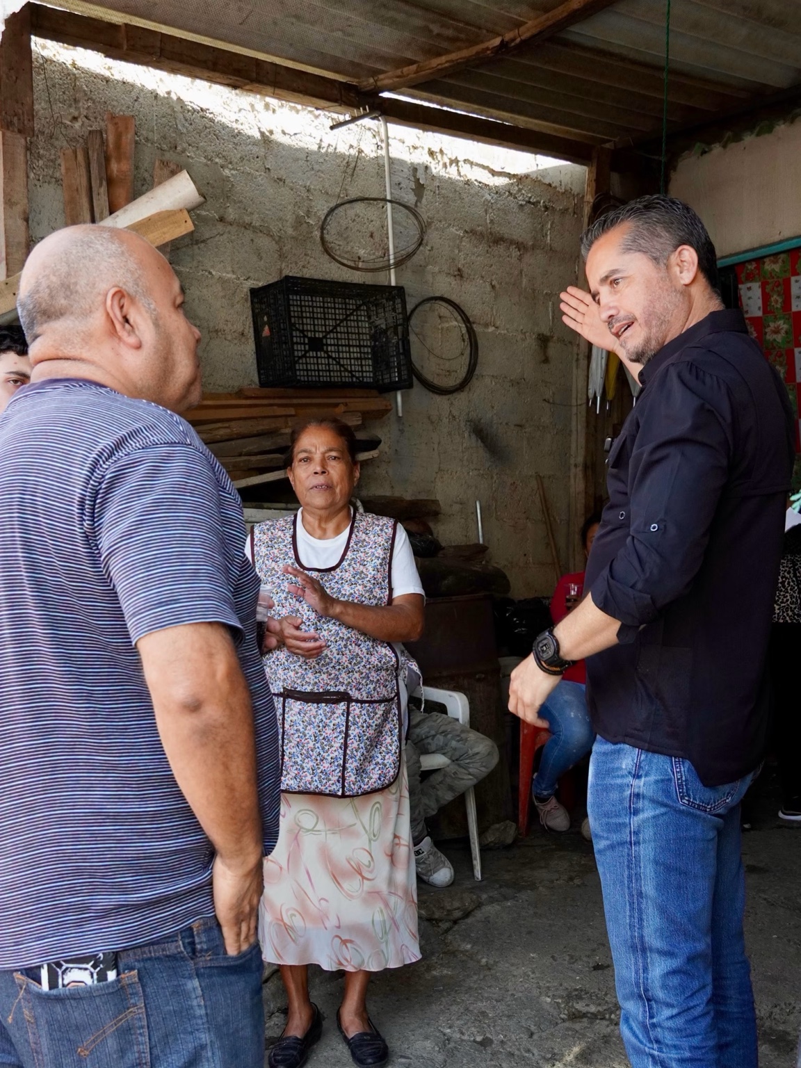 Conversación con vecinos en una vivienda