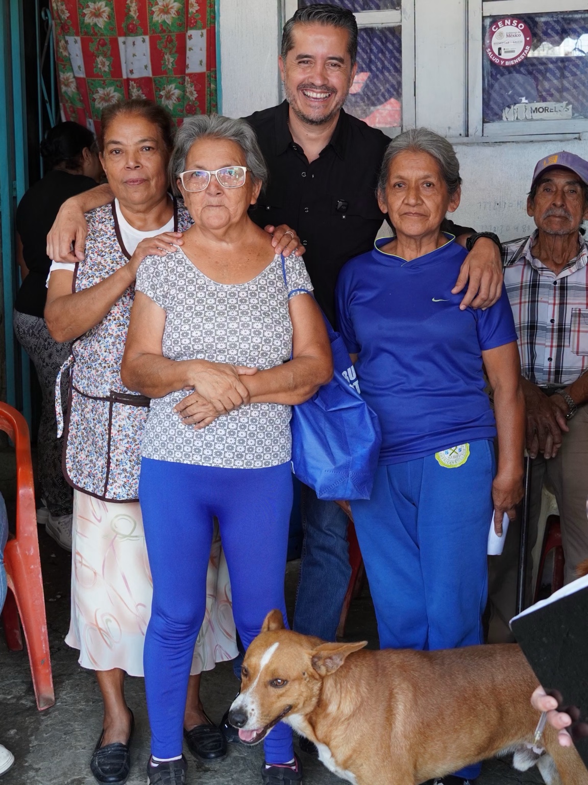 Fotografía grupal de actividad comunitaria